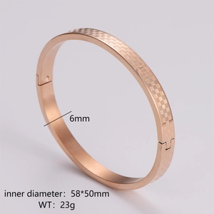 Detail view of 6mm rose gold checkerboard bangle with precise dimensions and weight