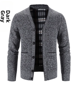 Detail der dunkelgrauen Strickjacke mit Knopfverschluss und schwarz-weißem Karofutter