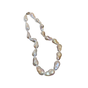 Elegant irregular baroque pearl necklace with iridescent luster for a minimalist style