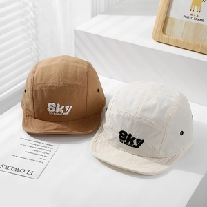 Detail van baby zonnehoeden met SKY SO GOOD borduursel en ventilatieopeningen