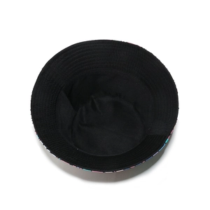 Vue intérieure du chapeau de soleil noir avec doublure douce et détails à motifs colorés