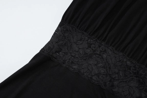 Gros plan d'une robe d'été noire avec des détails en dentelle et une texture de tissu doux
