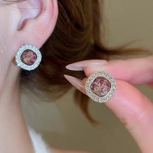 Nahaufnahme der quadratischen rosa Kristall-Ohrringe mit Diamant-Halo und Goldfinish