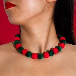 Gros plan détaillé du collier à pompons rouges et verts sur un modèle pour le style de Noël
