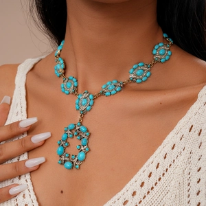 Détail macro du collier pendentif ovale évidé bohème avec turquoise et strass