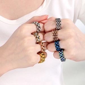 Dettaglio di anelli unisex in acciaio inossidabile stile cinturino in vari colori metallici