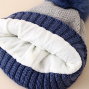 Vue détaillée de la doublure polaire blanche et du tricot côtelé du bonnet pour enfant