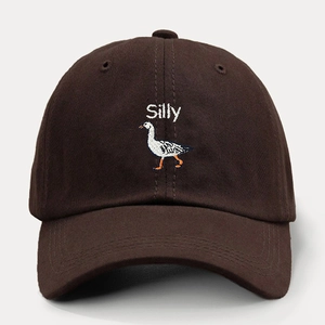 Detailaufnahme der Silly Entenstickerei auf einer dunkelbraunen Baseballkappe