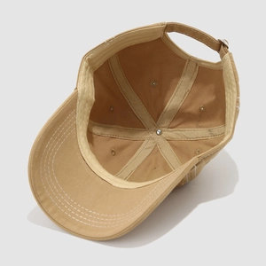Detalle interior de la gorra de béisbol caqui para niños con costuras y banda para el sudor