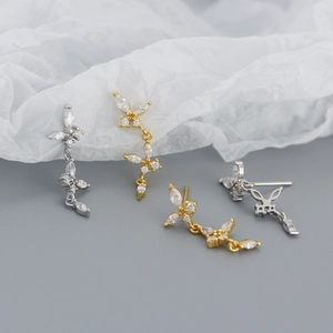 Détail des boucles d'oreilles papillon en argent s925 avec finitions dorées et argentées