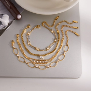 Bracciali classici in acciaio inossidabile placcato oro 18K in quattro vari stili chic
