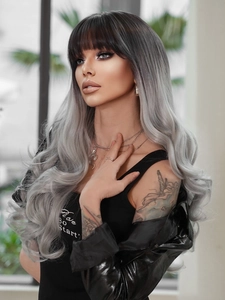 Détail de profil d'une longue perruque ondulée gris argenté dégradé avec frange et boucles