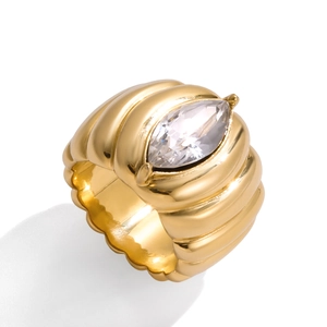 Anello in acciaio dorato a costine con cristallo a taglio marquise centrale da donna