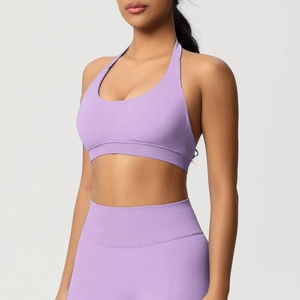 Détail du soutien-gorge de sport dos nu violet clair et leggings taille haute pour fitness