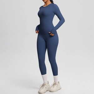 Détail de l'ensemble de yoga bleu foncé avec manches à passe-pouce et poches latérales