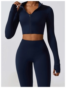 Détail de l'ensemble de yoga bleu marine avec legging taille haute et veste à passe-pouce