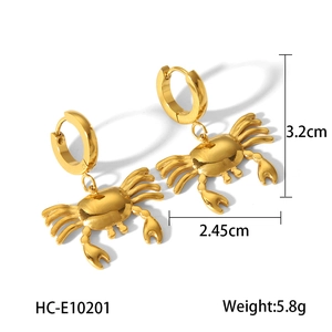 Detailed macro view showing a 3.2cm gold crab earring with dimensions and weight