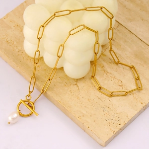 Elegante collana a catena a graffetta dorata con pendente di perla bianca e chiusura a levetta