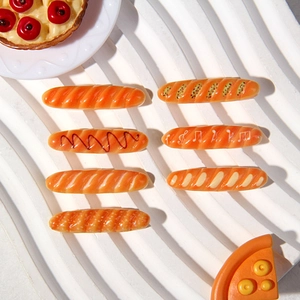 Miniature en résine de baguette et tarte aux fruits pour décor DIY sur plateau blanc