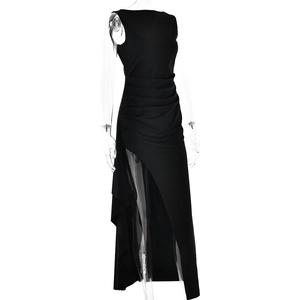 Détail d'une robe longue noire sans manches dos nu avec taille plissée et fente haute