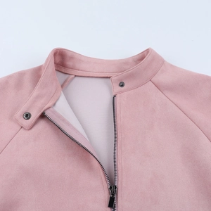 Detail der rosa Wildlederjacke mit Reißverschluss und modernem Stehkragen für Damen