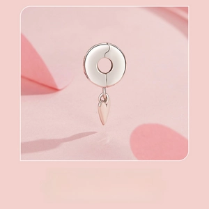 Macro detail of a 925 sterling silver heart-shaped clasp charm with polished finish