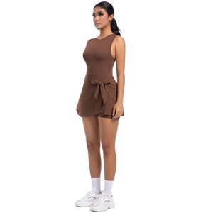 Dettaglio dell'abito da tennis marrone scuro con design senza maniche e fiocco in vita