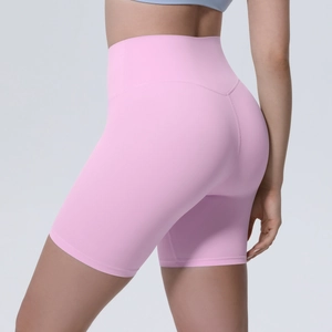 Vue arrière du short de yoga rose pâle taille haute montrant l'effet galbant et lift