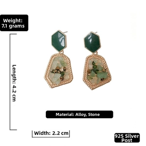 Detailed view of geometric retro earrings with dimensions 4.2cm by 2.2cm and 925 silver pins