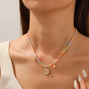 Collier de perles colorées avec pendentif papillon et breloques d'étoiles dorées