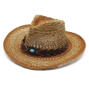 Dettaglio dell'intreccio traforato del cappello da cowboy in paglia con turchese
