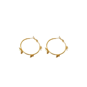 Élégantes boucles d'oreilles créoles papillon dorées pour femmes avec trois breloques délicates