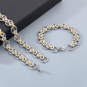 Vista dettagliata del set di collana e bracciale bizantino bicolore argento e oro da uomo