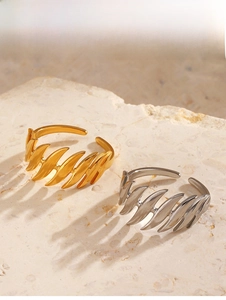 Detail of 18K gold and silver plated stainless steel rings with wheat pattern