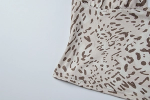 Vue macro détaillée de la texture du tissu léopard et de la qualité de la couture double