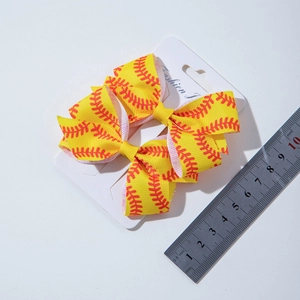 Détail de nœuds de baseball jaunes avec coutures rouges sur carte d'affichage