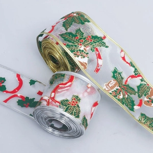 Détail de ruban de Noël en organza blanc avec motifs de houx et bordures métalliques