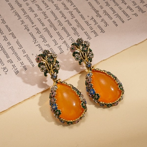 Boucles d'oreilles bohème avec résine ambre et cristaux colorés sur clou floral