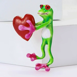 Fashion Alloy Enamel Green Frog Brooch Pin Creative Animal Frog Holding Red Heart Lapel Pin Personalized Clothing Jewelry Decor