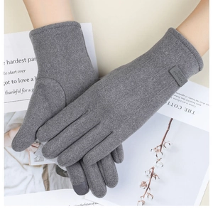 Détail de gants d'hiver gris en tricot avec fonction écran tactile et étiquette en cuir