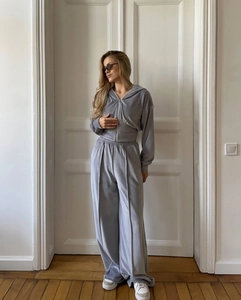 Détail du tissu en velours gris d'un ensemble hoodie court et pantalon large
