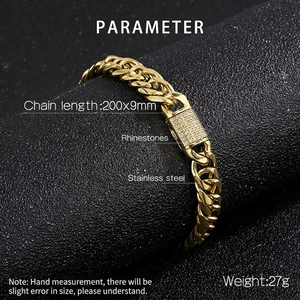 Dettaglio del bracciale a catena cubana placcato oro con misure 200mm x 9mm e chiusura cz
