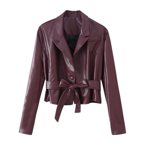 Veste courte cintrée en cuir PU bordeaux avec col à revers et ceinture nouée