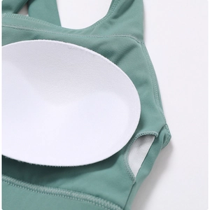 Dettaglio del tessuto del reggiseno sportivo verde salvia e imbottitura rimovibile