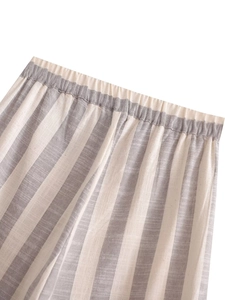 Détail de la taille élastique d'un pantalon en lin à rayures montrant la texture du tissu