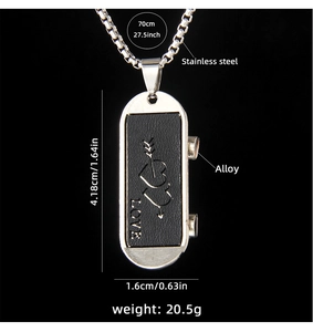Vue détaillée du pendentif skateboard avec gravure Love et spécifications de taille