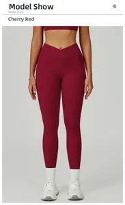 Détails du legging de yoga rouge cerise avec taille haute en V et poches latérales