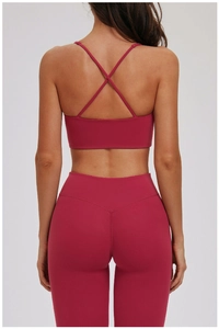 Detail van de framboosrode yoga legging met hoge taille en de sportbeha met kruisbandjes