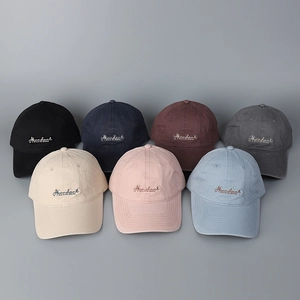 Nahaufnahme von sieben farbenfrohen minimalistischen Baseballkappen mit Stickerei