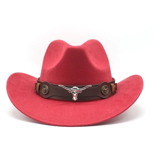 Détail d'un chapeau de cowboy en daim rouge avec emblème de tête de taureau et cuir